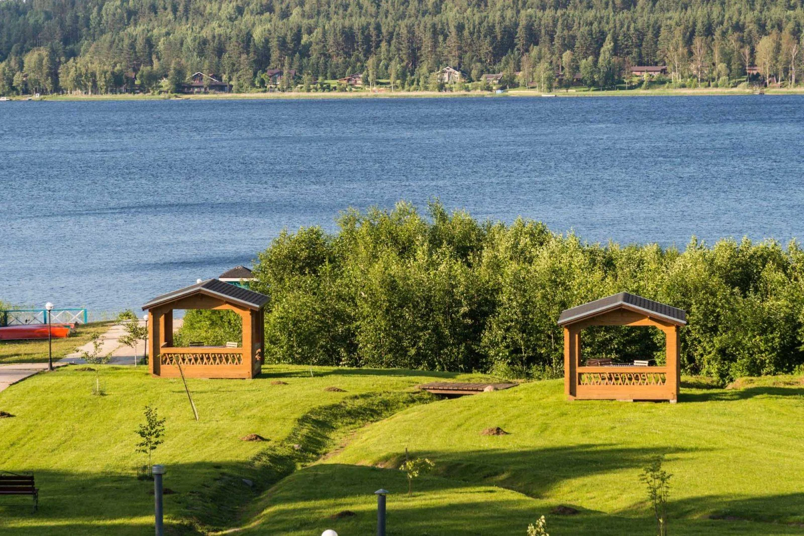 База отдыха «Вохотка» места для шашлыка на берегу Суходольского озера