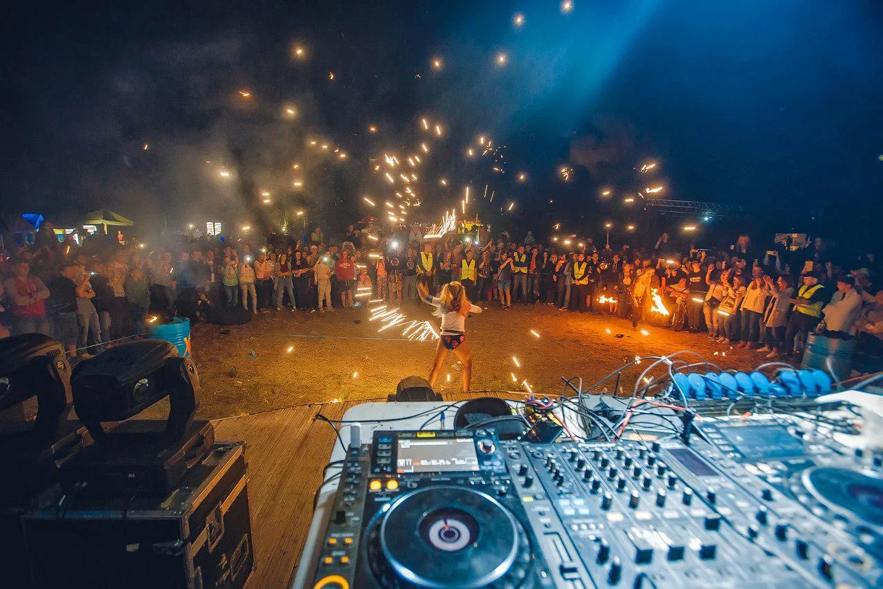 Поле со сценой для проведения корпоративов в аренду на базе «Подсолнухи»