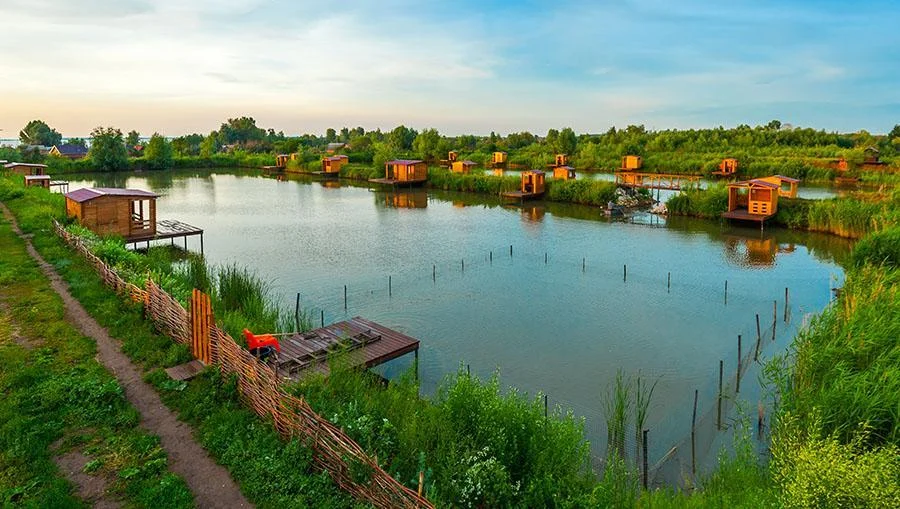 Беседки и домики на воде для платной рыбалки