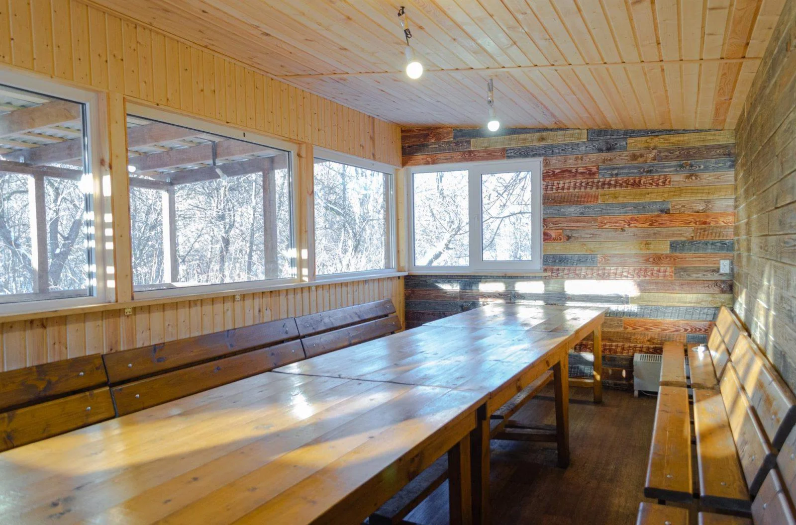 Теплая беседка с мангалом вместимостью до 20 человек «Городская дача»