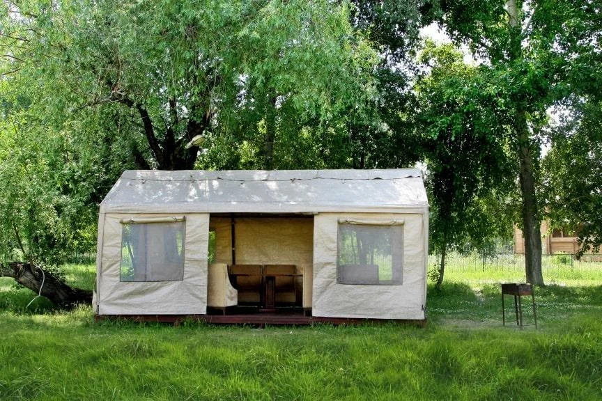 Роял Марин — белая беседка для шашлыка на территории Яхт Клуба