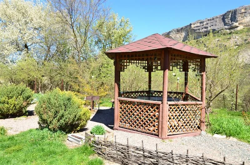 Большие и маленькие беседки для пикника в гостевой усадьбе «Alimova balka»