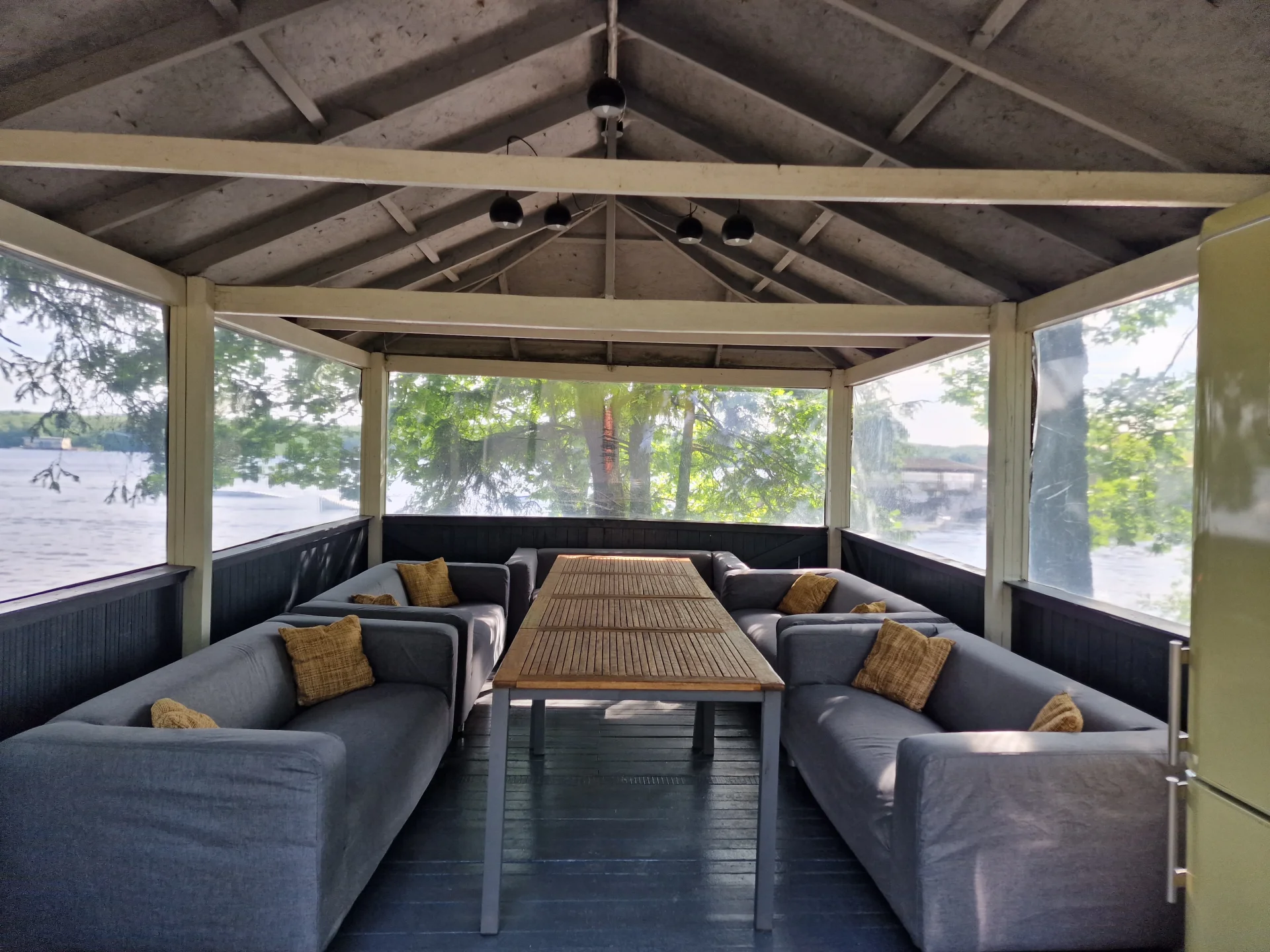 Беседки на поляне «Тортуга» от 10 до 80 человек в развлекательном комплексе «Малибу»