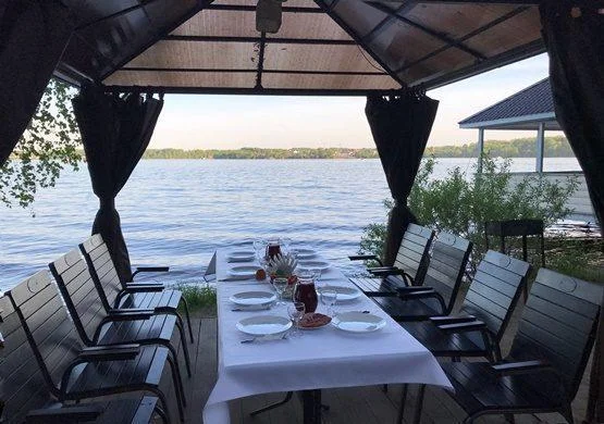 Коричневая беседка возле Пироговского водохранилища на 10 человек