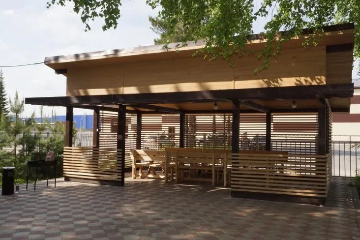 Малая веранда для отдыха компанией до 30 человек с мангалом для шашлыка