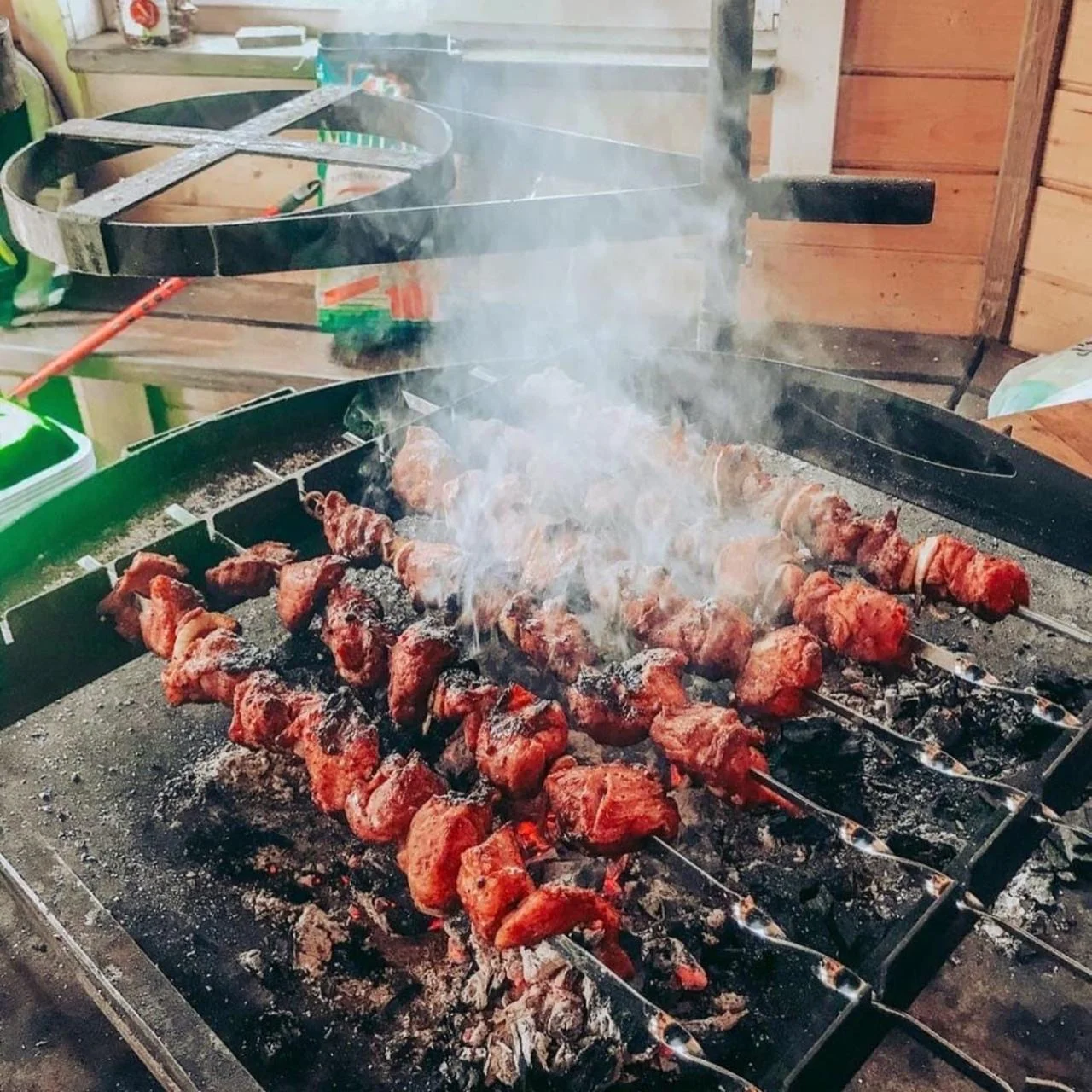 Отдых в летних беседках на берегу в парка «Greenvald» до 8 человек