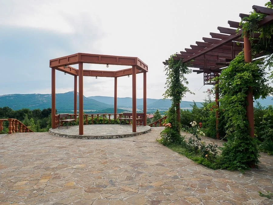 Проведение свадьбы в беседке на 100 человек в отель-парке «Байдары»