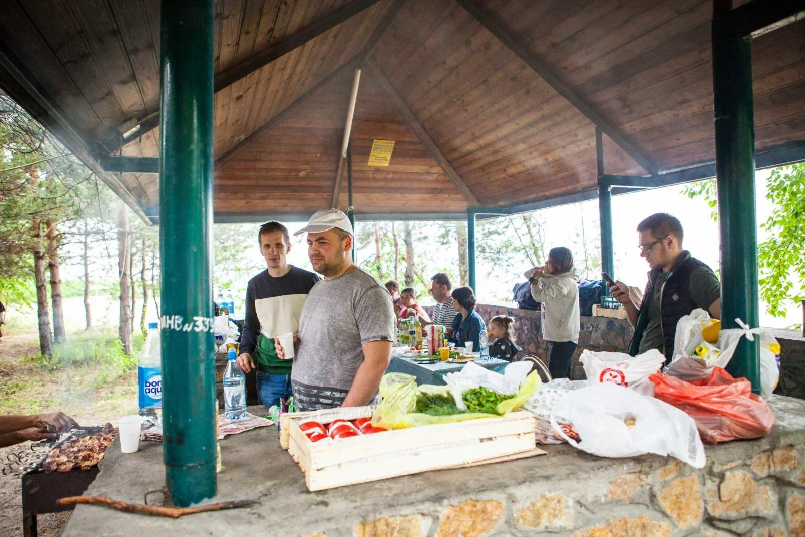 Снять беседку на 12 человек с мангалом у воды