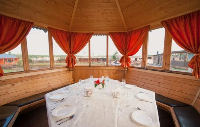 Теплая беседка с мангалом у пруда!