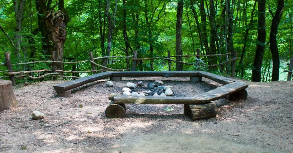 Беседки у воды на базе отдыха «Кабаний перевал»