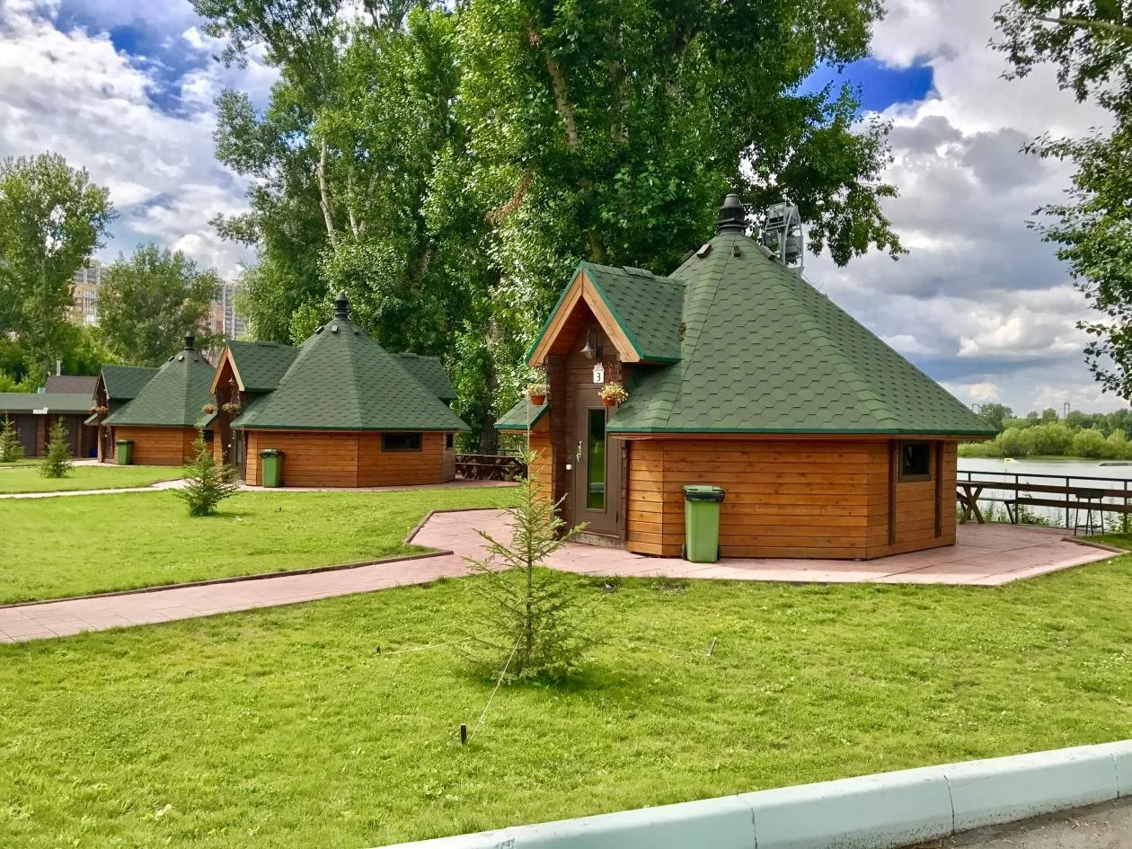 Территория семейного отдыха “Пикниковый Рай” сдает в аренду беседки и домики