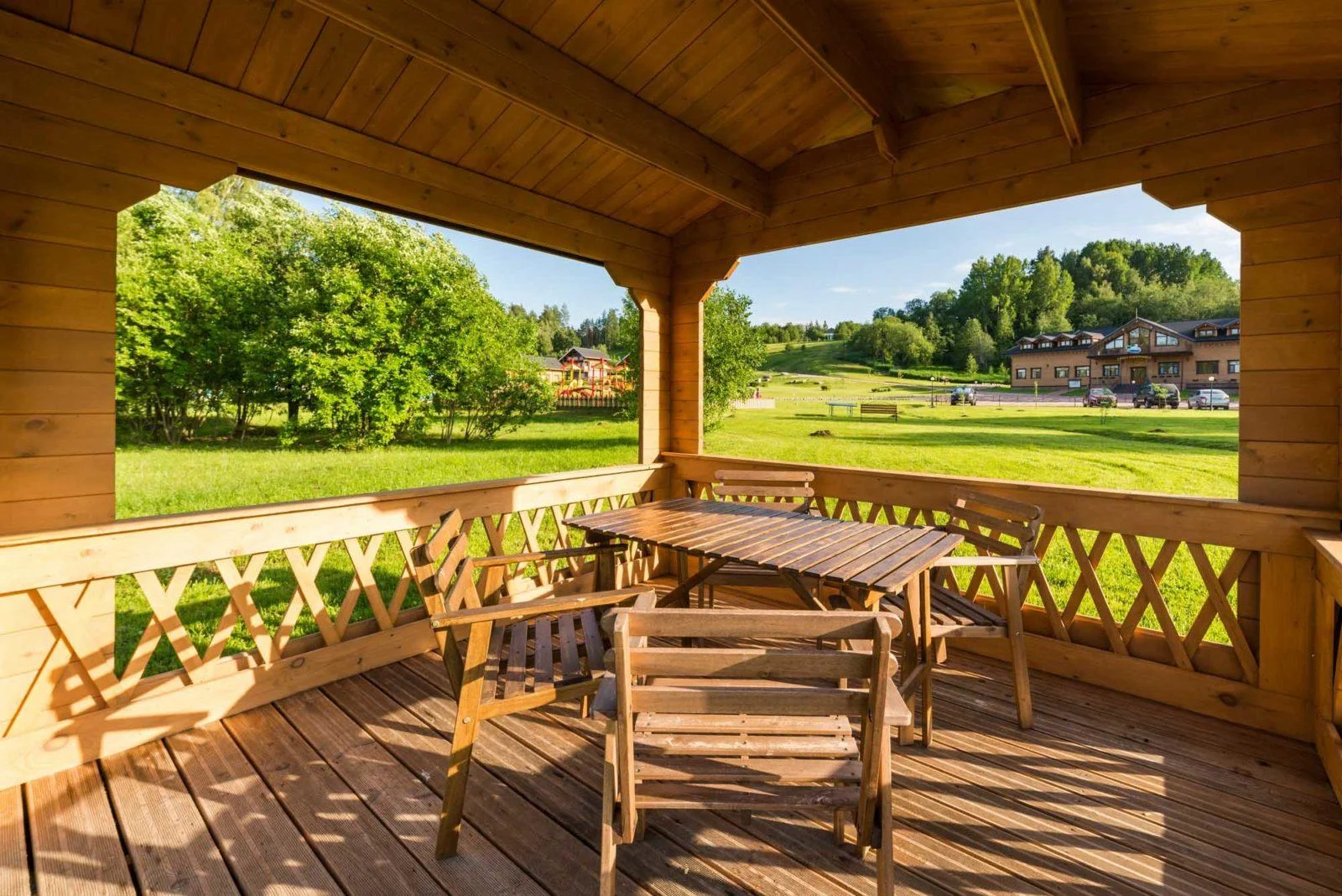 База отдыха «Вохотка» места для шашлыка на берегу Суходольского озера