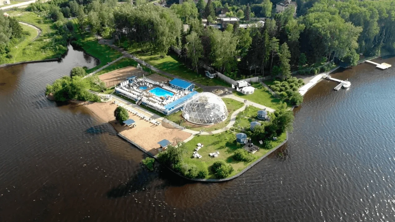 Маленькие беседки с мангалом у воды на 6 человек