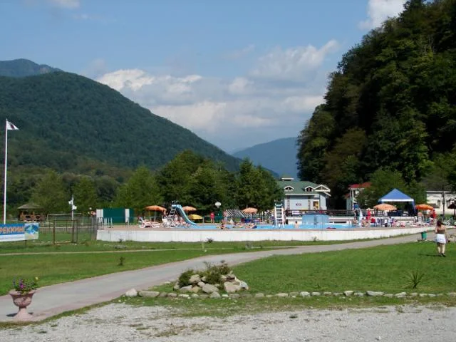 Отдых в беседках и шатрах вместимостью от 6 до 50 человек на территории комплекса «Шахе»