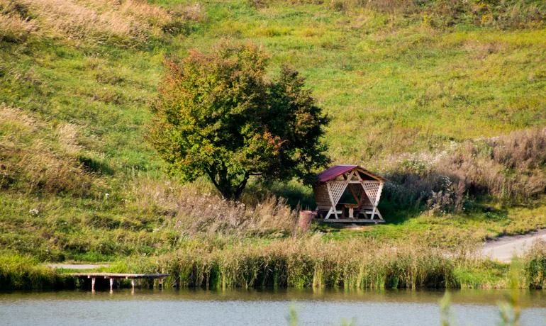 Аренда малых беседок для компании до 6 человек на берегу озера «Чистые пруды»