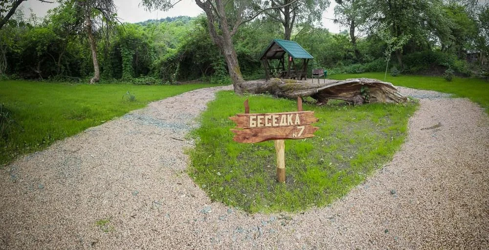 Малая беседка для шашлыка вместимостью до 6 человек на Грушевом озере