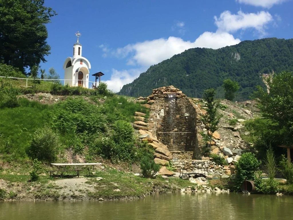 Отдых в целом комплексе для отдыха в горах на природе Монастырская изба