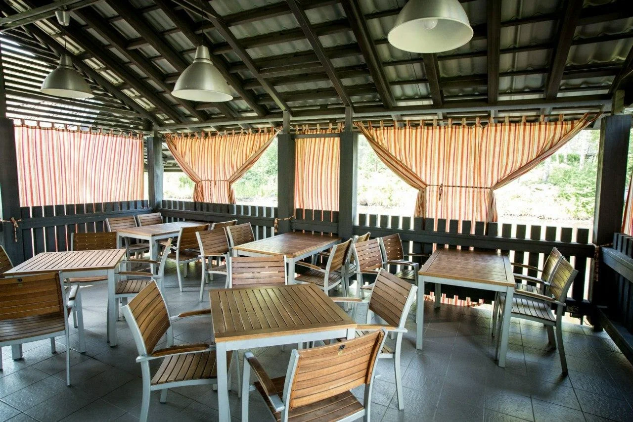 Беседка у озера большая вместимостью до 25 человек / эко-комплекс Таежный