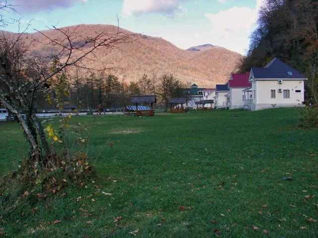 Отдых в беседках и шатрах вместимостью от 6 до 50 человек на территории комплекса «Шахе»