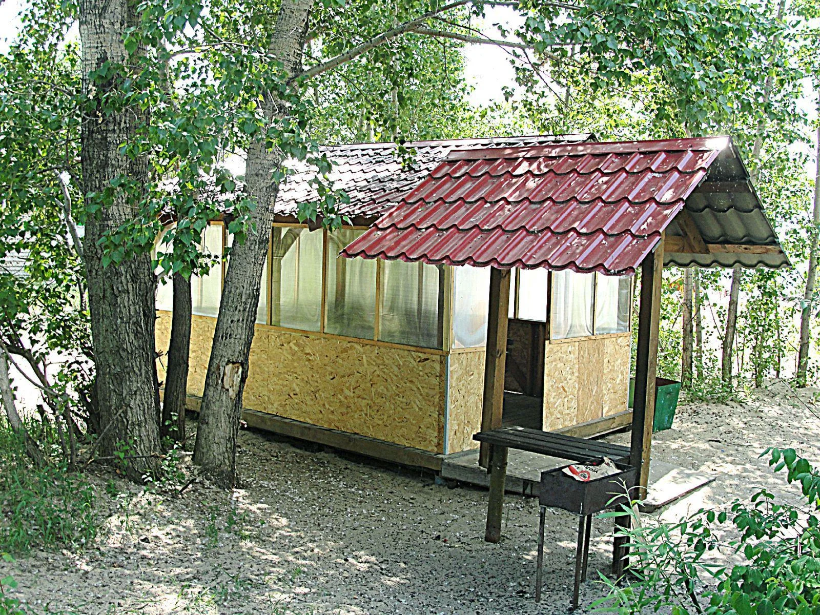 Комфортная закрытая деревянная беседка на 20 человек