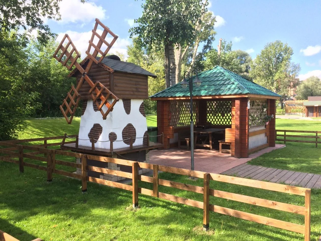 Территория семейного отдыха “Пикниковый Рай” сдает в аренду беседки и домики