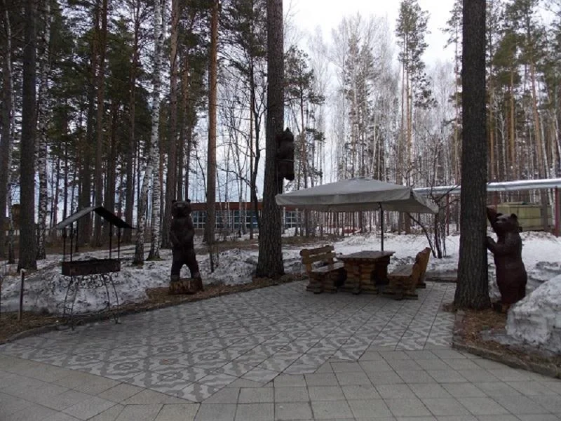 Три Медведя – это небольшая открытая мангальная зона для шашлыка