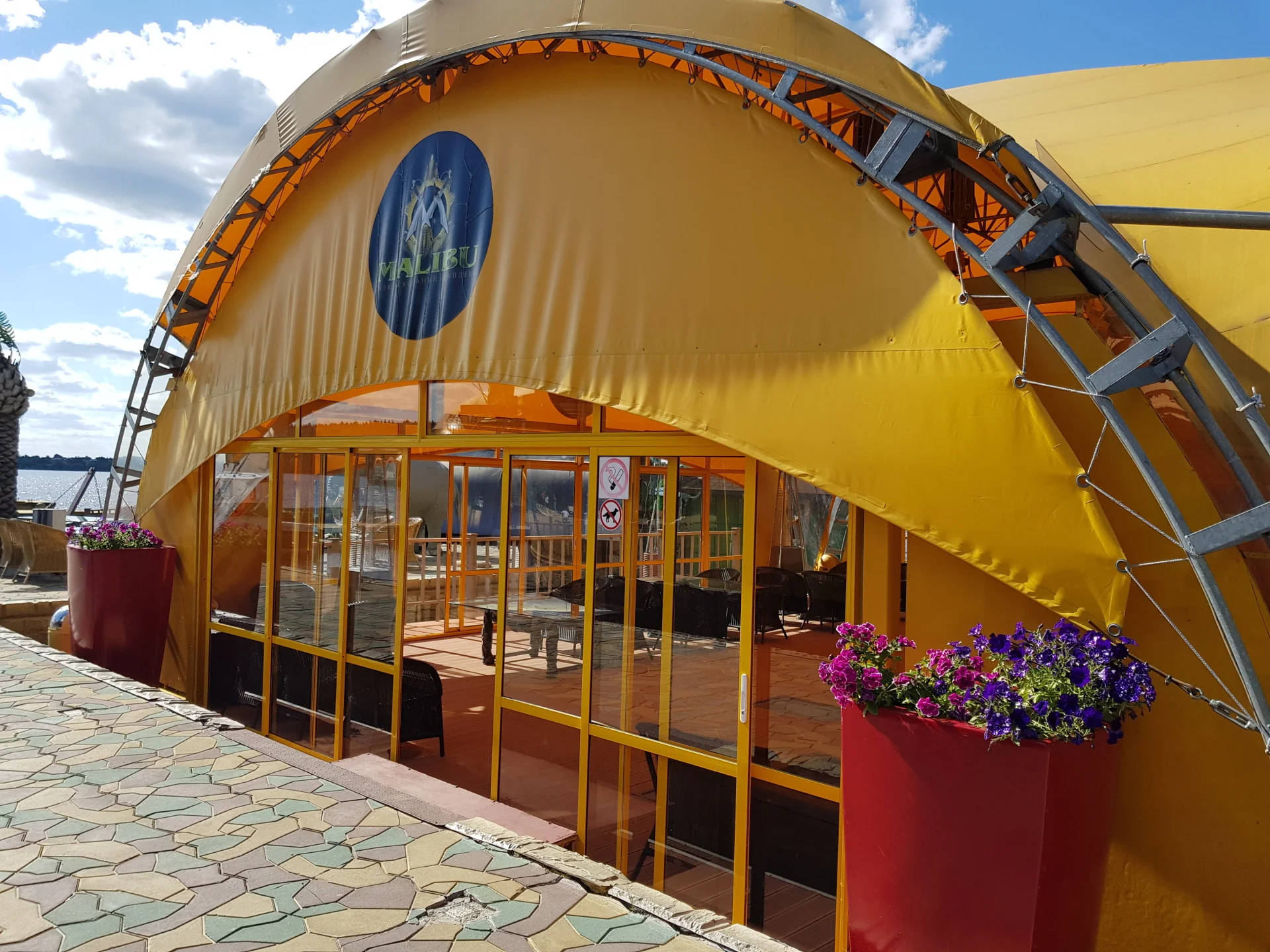 Снять шатер у воды «На волнах» до 70 человек в РК «Малибу»