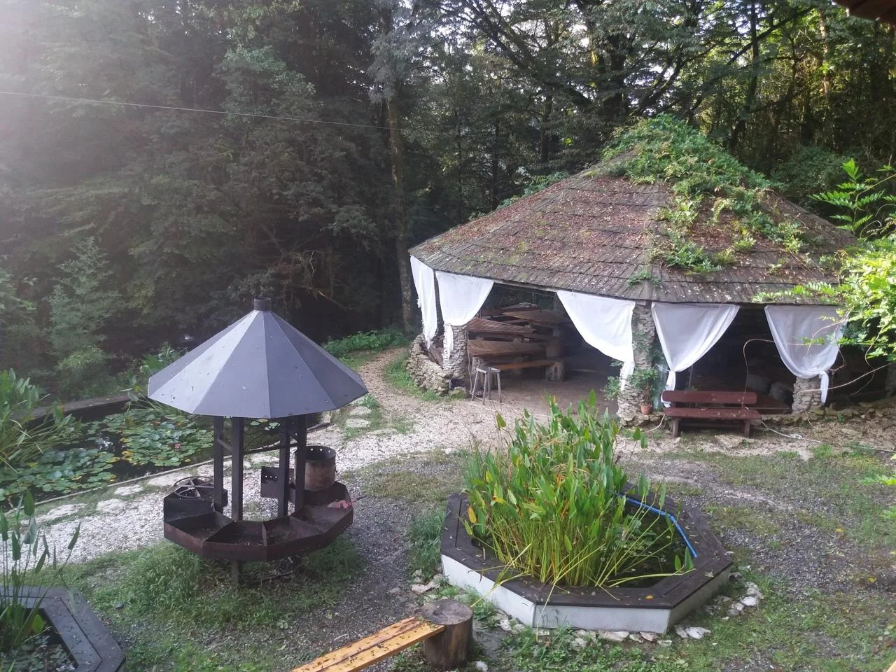 Отдых в беседках и домиках на территории базы отдыха «Хоста рика»