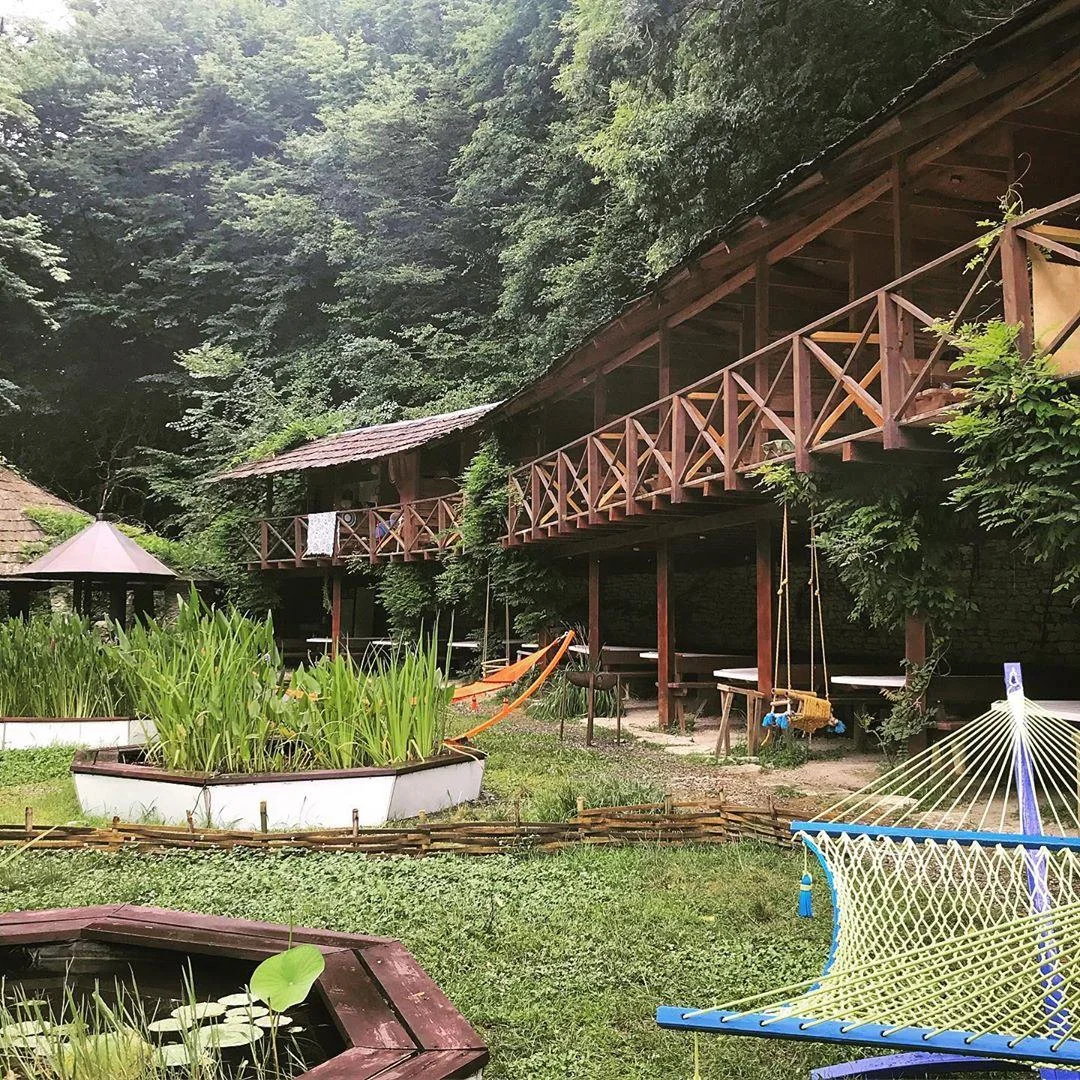 Отдых в беседках и домиках на территории базы отдыха «Хоста рика»