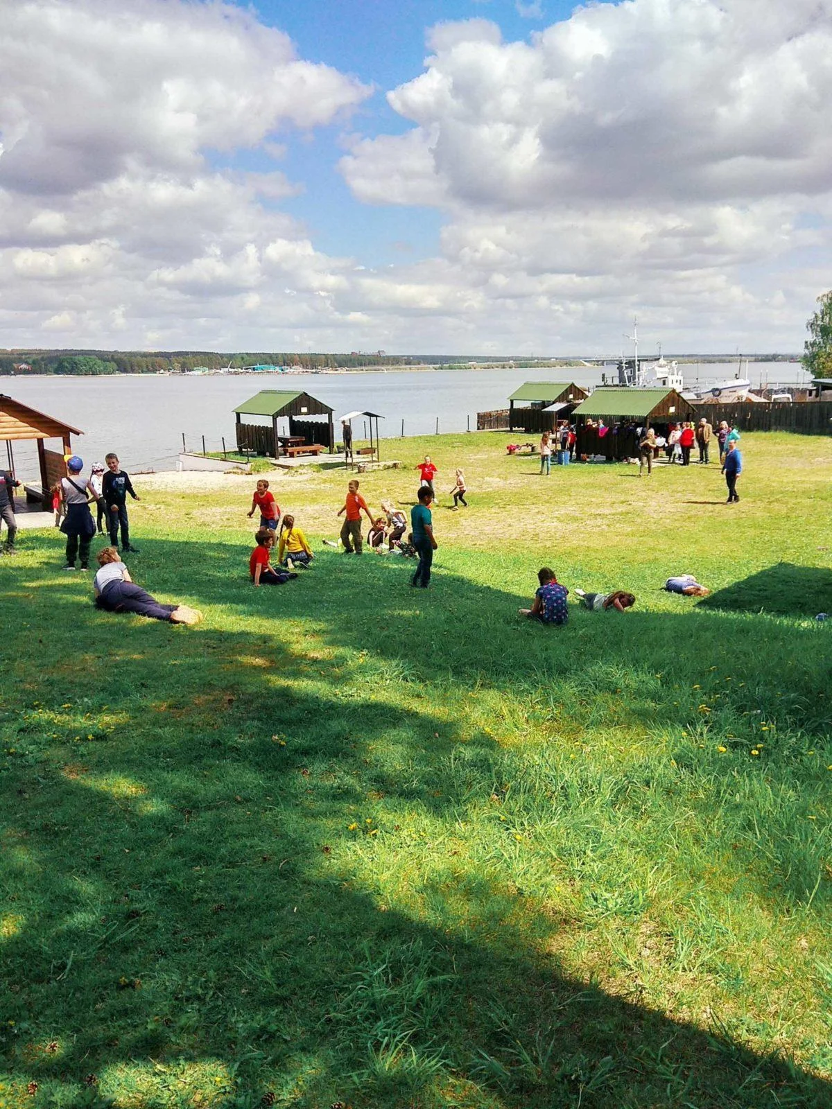 Снять беседку вблизи воды на пляже в городе Бердск
