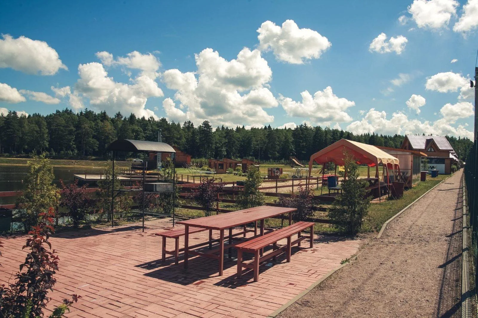 Большие закрытые беседки на базе отдыха «Петрушинскиий хутор»
