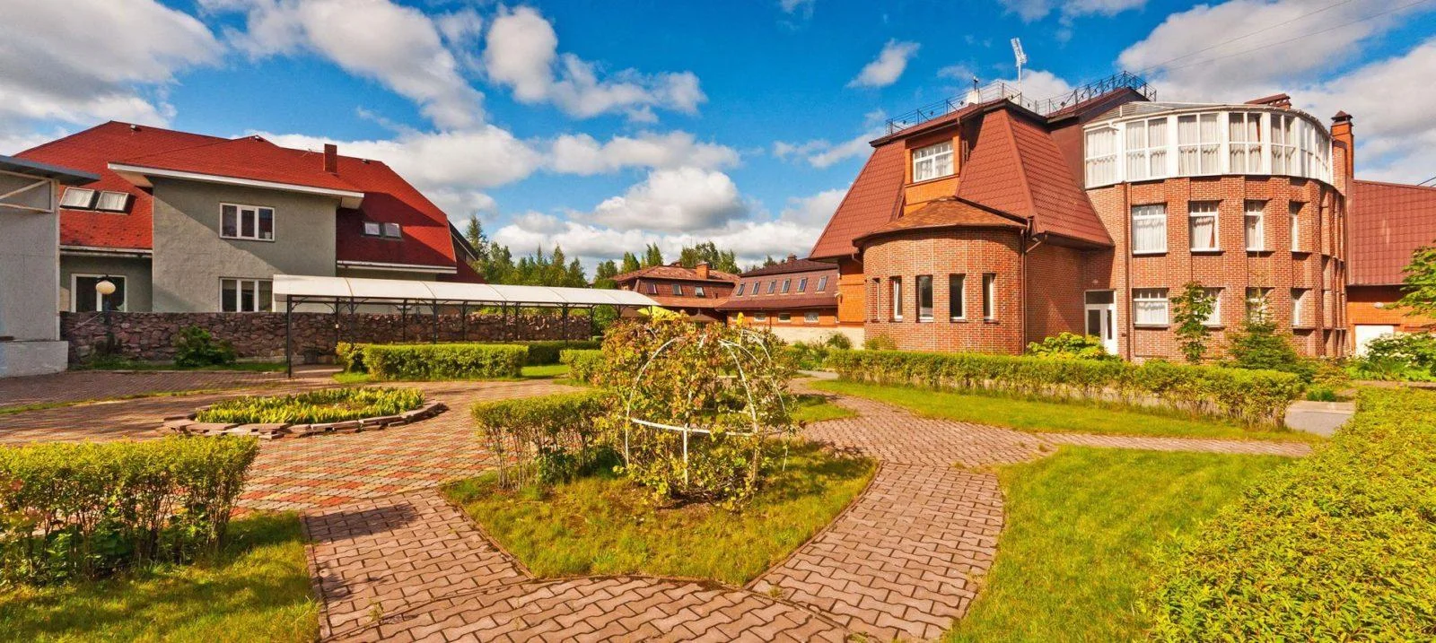 Беседка со встроенным мангалом на компанию до 14 человек