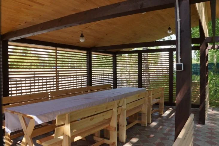 Малая веранда для отдыха компанией до 30 человек с мангалом для шашлыка