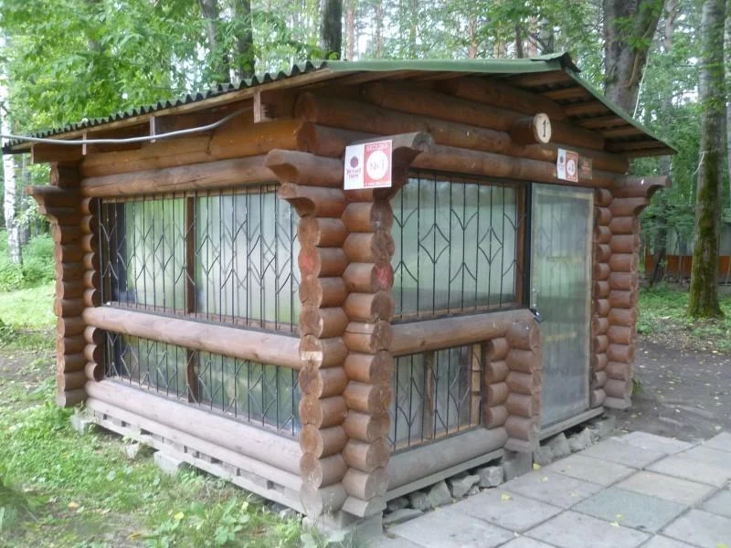 Деревянная беседка у волейбольных площадок в Парке Победы