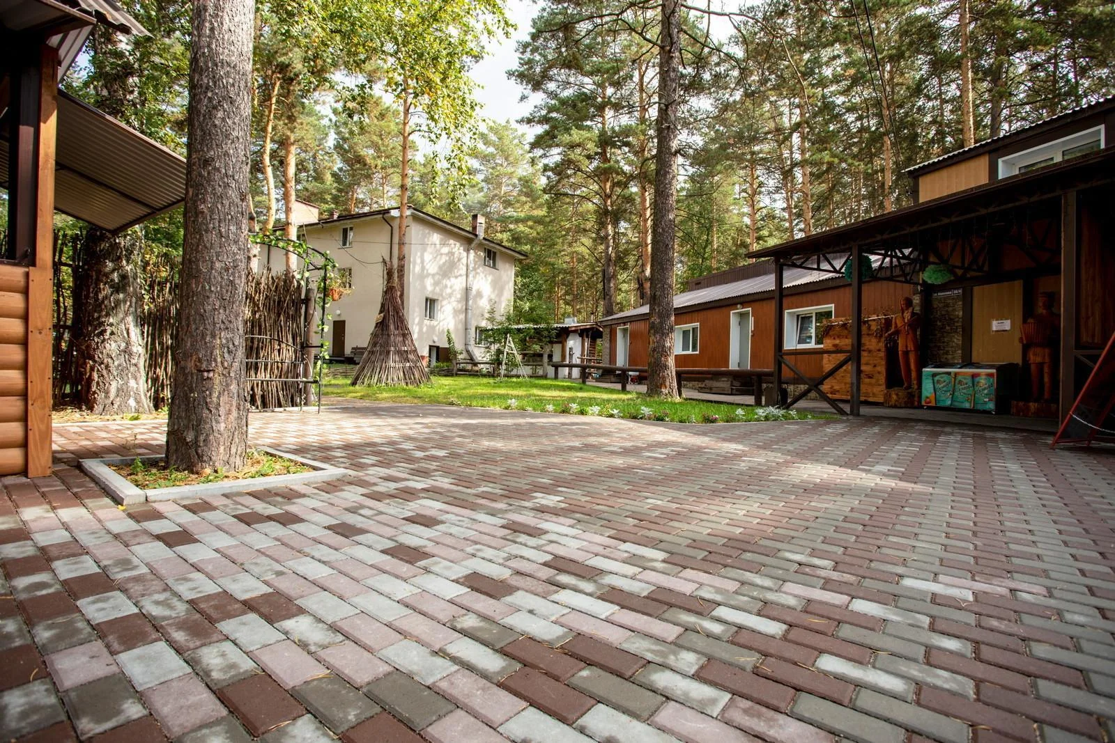 Теплая беседка на 20 человек с мангалом в Томске — Комплекс отдыха «Академия»