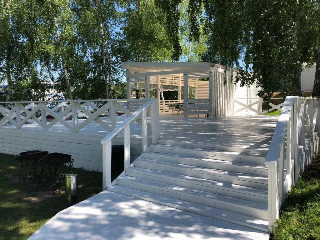Аренда беседки у воды в яхт-клубе Пеликан