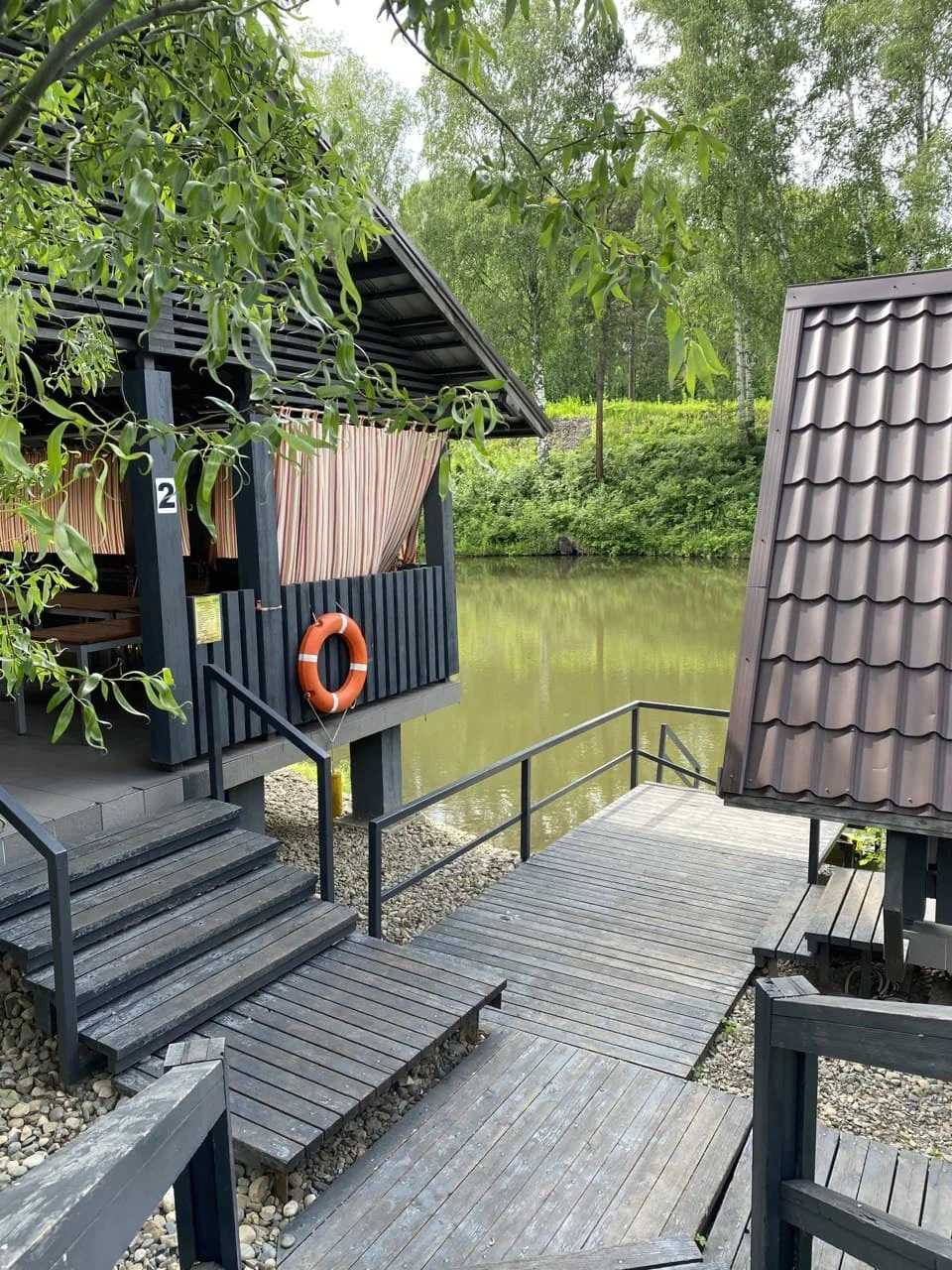 Беседка у озера большая вместимостью до 25 человек / эко-комплекс Таежный