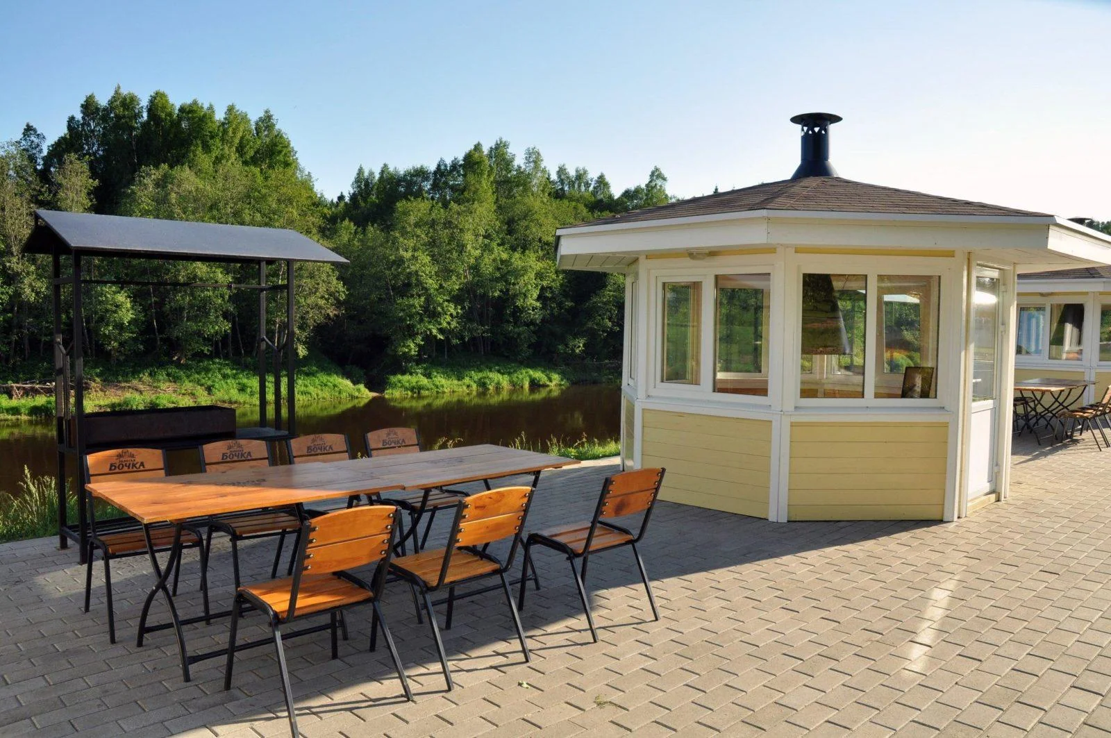 Беседки с мангалами в парк отеле “Прибрежный Ярбург”