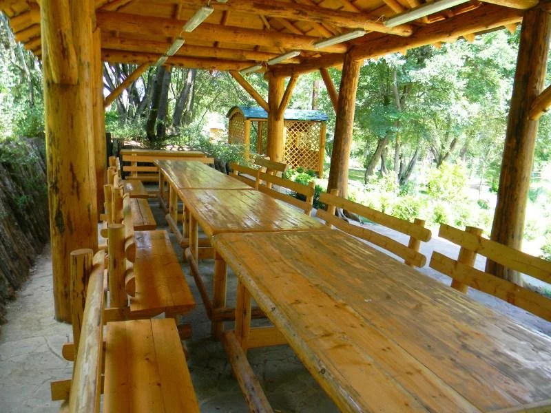 Большой навес № 4 с вместимостью до 40 человек на Грушевом озере