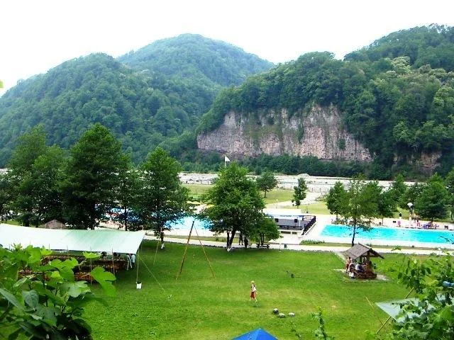 Отдых в беседках и шатрах вместимостью от 6 до 50 человек на территории комплекса «Шахе»