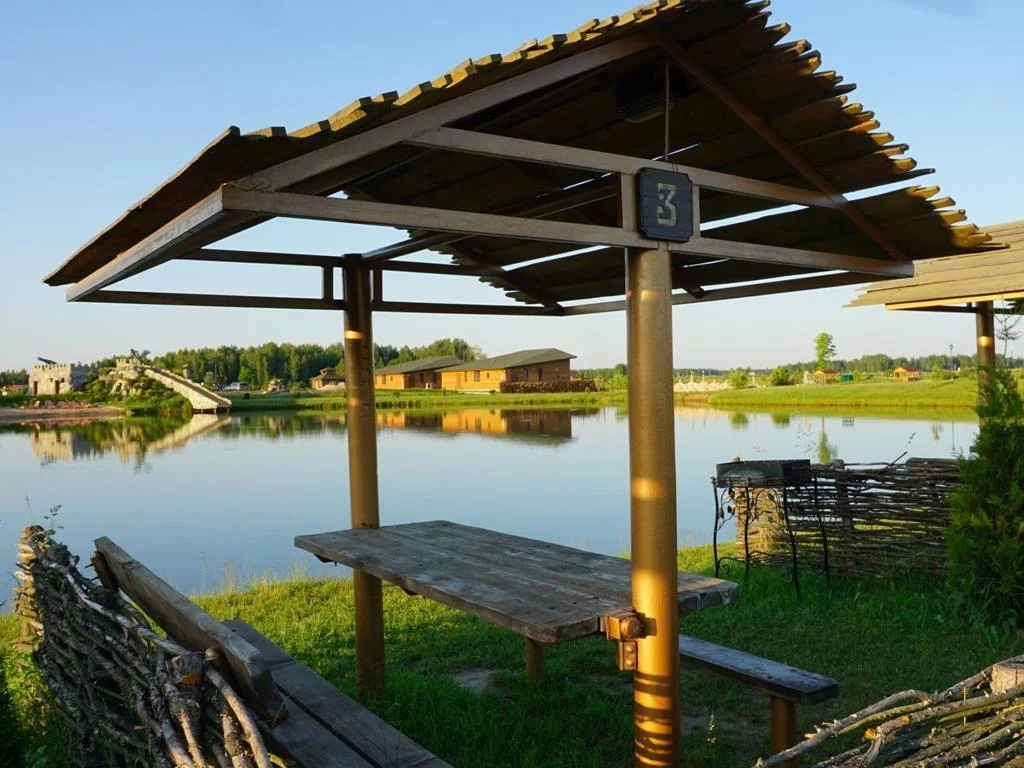Беседки на семейном пруду с навесом и мангалом