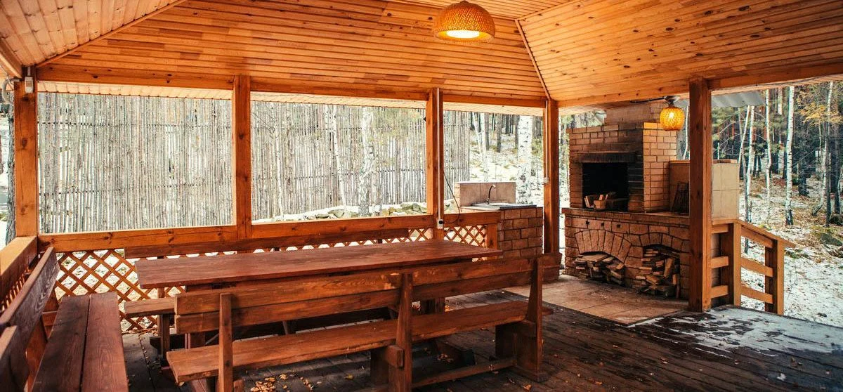 Беседка в сосновом бору вблизи берега озера Таватуй