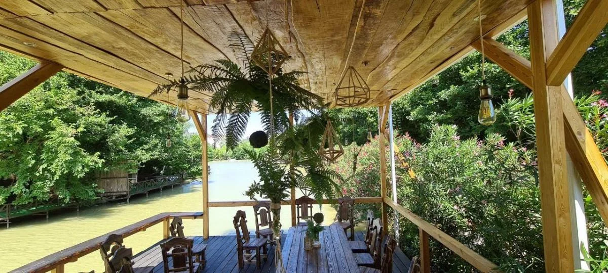 Проведение праздничных мероприятий в бальшой веранде рассчитана на 130 человек на Ачигварское озеро