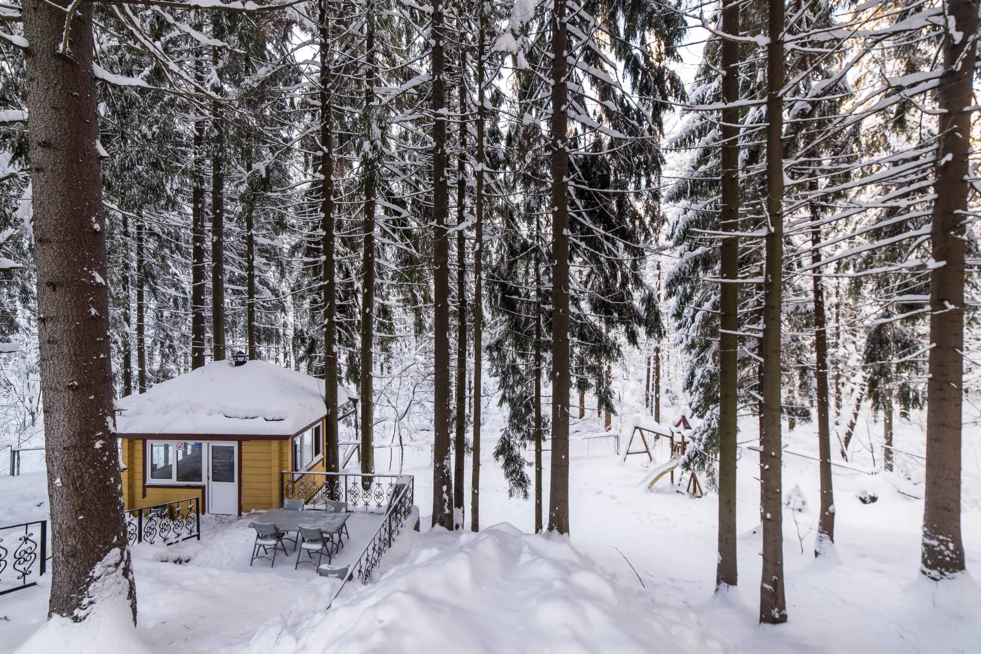 Теплая беседка со встроенным мангалом вместимостью до 15 человек
