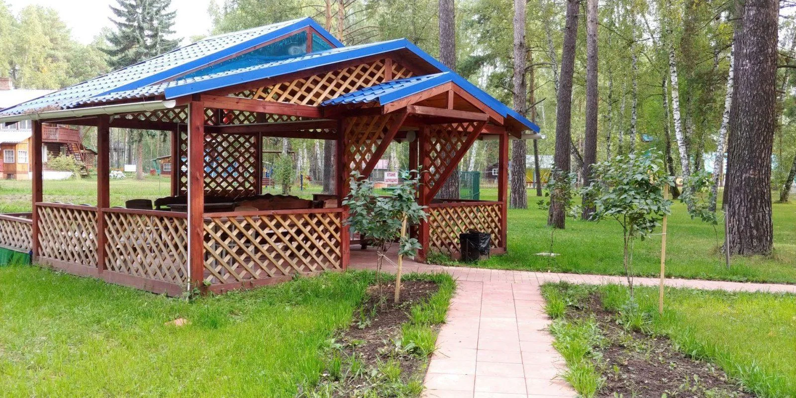 Несколько уютных беседок на базе отдыха «Обские Просторы»