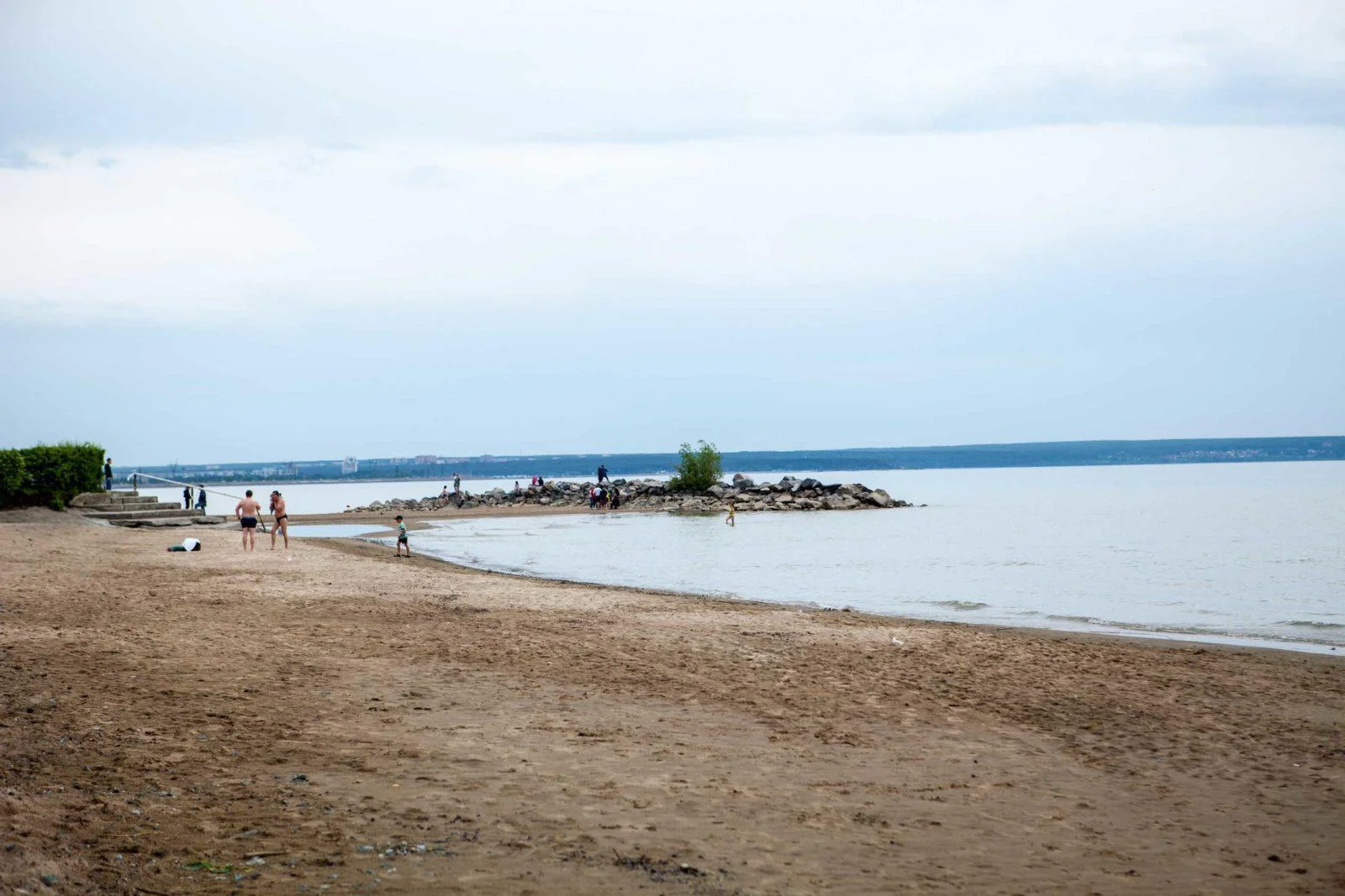 Беседка у озера с мангалом на 24 человека в «Парке У Моря»