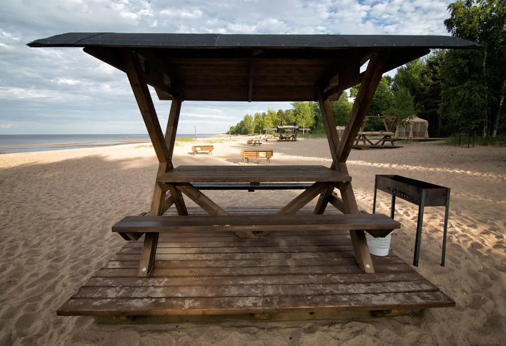 Несколько уютных, открытых беседок на 6 персон