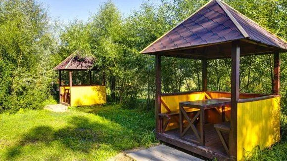 Для небольших компаний сдаются беседки на 8 человек