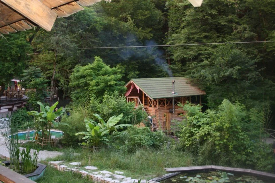 Отдых в беседках и домиках на территории базы отдыха «Хоста рика»