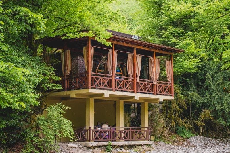 Пикник в Сочи в большой беседке на территории «Навалишенское ущелье»